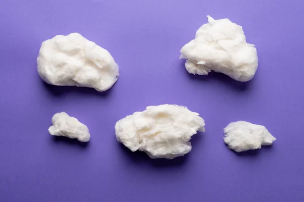 Horizontální Obraz Chomáčků Domácí Bílé Cukrářské Nitě Purpurovém Pozadí Chutné — Stock fotografie