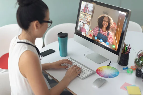 Asyalı Kız Ekranda Çeşitli Lise Öğrencilerini Sallayarak Bilgisayar Kullanıyor Iletişim — Stok fotoğraf