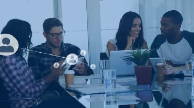 Ofiste tartışan çeşitli iş adamları üzerinde profil simgeleri ağı animasyonu. Küresel ağ ve iş teknolojisi kavramı