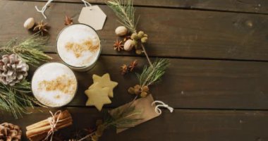 Ahşap arka planda tarçınlı sıcak çikolata fincanları. Noel, gelenek ve kutlama konsepti.