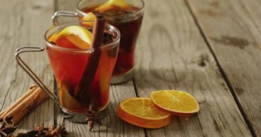 Tahta arka planda tarçınlı ve limonlu sıcak çay fincanları. Noel, gelenek ve kutlama konsepti.