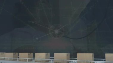 Üretim hattındaki kutuların üzerinden bağlantı ağının animasyonu. Küresel iş ve veri işleme kavramı dijital olarak oluşturulmuş video.