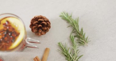 Beyaz arka planda tarçınlı ve limonlu sıcak çay fincanları. Noel, gelenek ve kutlama konsepti.