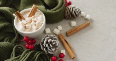 Gri arkaplanlı ılık battaniyeli sıcak çikolata kaseti. Noel, gelenek ve kutlama konsepti.