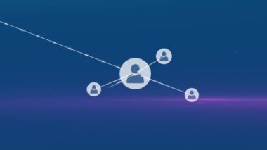 Mavi arkaplandaki ışık yollarının üzerindeki simgelerle bağlantı ağının animasyonu. Küresel bağlantılar ve dijital arayüz konsepti dijital olarak oluşturulmuş video.