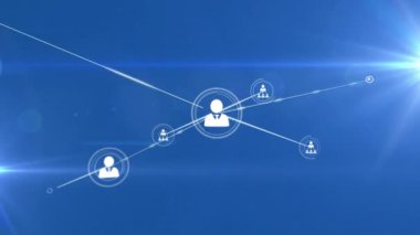 Mavi arkaplandaki ışık yollarının üzerindeki simgelerle bağlantı ağının animasyonu. Küresel bağlantılar ve dijital arayüz konsepti dijital olarak oluşturulmuş video.