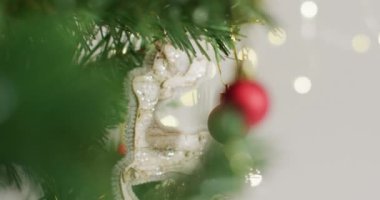 Yeşil Noel ağacındaki noel balolarına ve dekorasyonlara yaklaşıyoruz. Noel, gelenek ve kutlama konsepti.