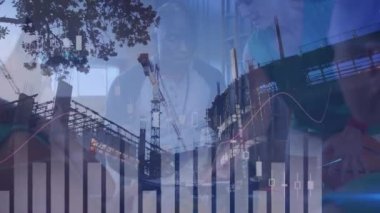 İnşaat alanı üzerinde veri işleme animasyonu ve çeşitli erkek basketbol oyuncuları. Küresel iş ve dijital arayüz kavramı dijital olarak oluşturulmuş video.