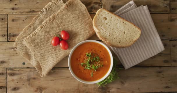 Wideo Zupą Pomidorową Misce Drewnianym Stole Chlebem Kuchnia Amerykańska Posiłek — Wideo stockowe
