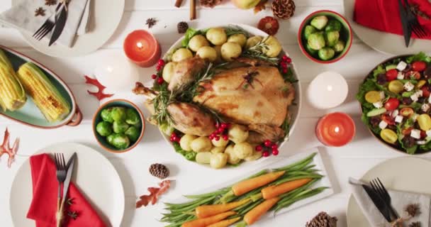 烤火鸡盘 多样化的菜肴和秋季装饰白色表面的视频 感恩节 美国文化 传统和庆祝视频 — 图库视频影像