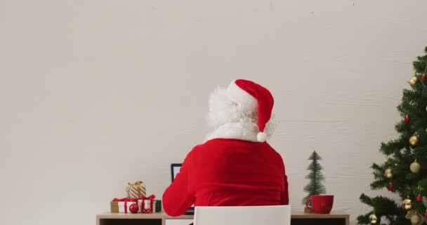 Видео Санта Клауса Помощью Ноутбука Копировальным Пространством Белом Фоне Рождество — стоковое видео
