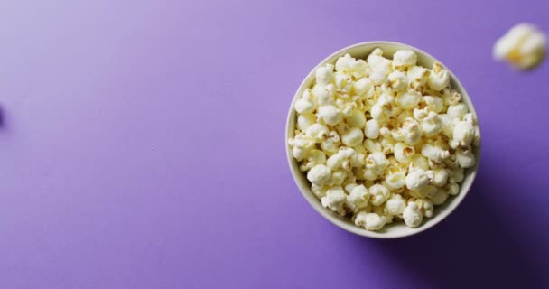 Video Primer Plano Palomitas Maíz Sobre Fondo Púrpura Comida Fiesta — Vídeos de Stock