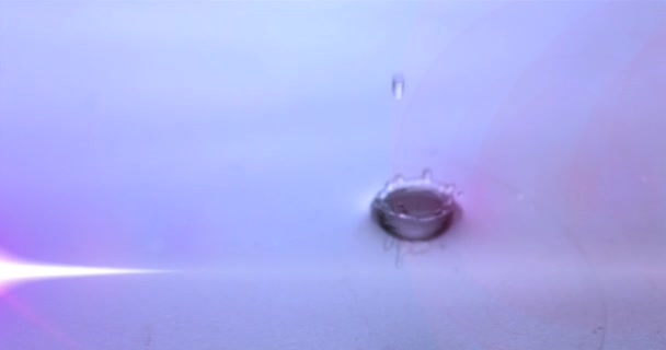 Animering Vattendroppar Som Droppar Lila Vatten Med Glödande Ljus Rörelse — Stockvideo