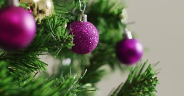 緑のクリスマスツリー上のクリスマスボールや装飾の閉鎖 クリスマス お祝いのコンセプト — ストック動画