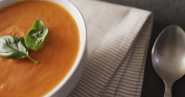 Vidéo Soupe Tomate Crème Dans Bol Sur Une Table Bois — Video