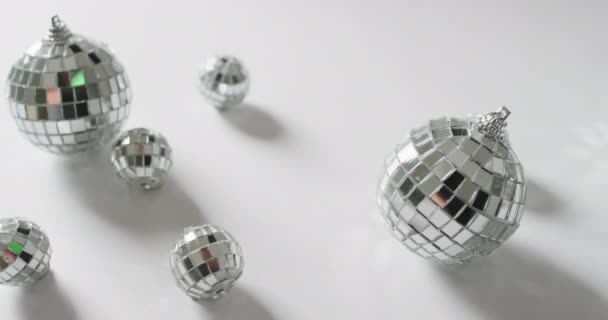 白色背景上的镜像球和阴影的视频 新年晚会及庆祝活动的概念 — 图库视频影像