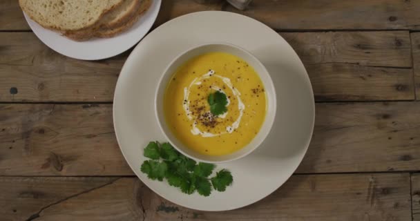 Video Von Gemüsecremesuppe Schüssel Auf Holztisch Mit Dekorationen Amerikanische Küche — Stockvideo