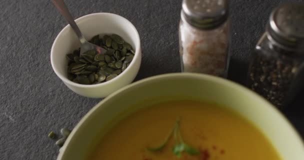 スパイスとグレーのテーブルの上にボウルにクリーム野菜スープのビデオ アメリカ料理 食べ物 料理の概念 — ストック動画