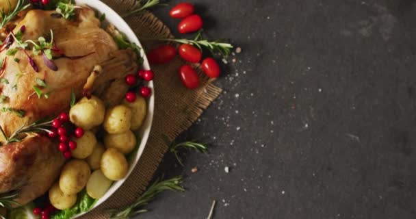用烤火鸡 土豆和胡椒粉在灰色表面上烤盘的视频 感恩节 美国文化 传统和庆祝视频 — 图库视频影像