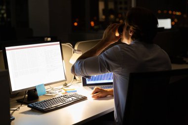 Kafkas erkek programcı masada oturuyor, kahve içiyor, ekranda kodlu bilgisayar kullanıyor. Kodlama, programlama ve bilgisayar teknolojisi dijital kompozit görüntü.