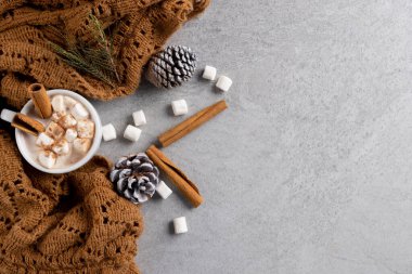 Şekerlemeli sıcak çikolata, noel süslemeleri ve gri üzerine fotokopi alanı. Noel, gelenek ve kutlama konsepti.