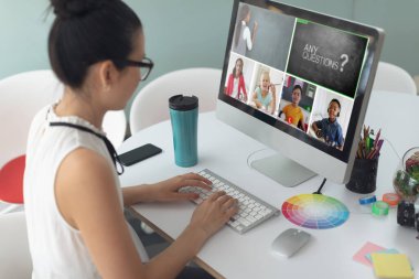 Video görüşmesi için dizüstü bilgisayar kullanan beyaz bir kız, ekranda çeşitli ilkokul öğrencileri var. iletişim teknolojisi ve çevrimiçi eğitim, dijital kompozit resim.