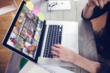 Müzik app midsection yaratıcı düzenleyicisinin üstünde laptop çalışma karşı
