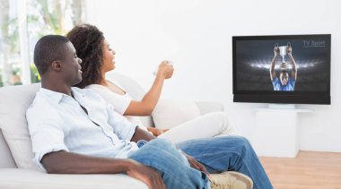 kanepede birlikte oturma odasında izlerken tv evde oturan Çift