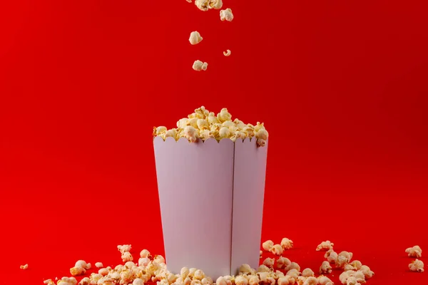 Bild Von Popcorn Schachtel Auf Roter Oberfläche Essen Snacks Kino — Stockfoto