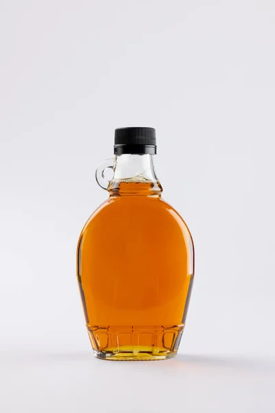 Вертикальне Зображення Скляної Пляшки Кленового Сиропу Білому Тлі Копіювальним Простором — стокове фото