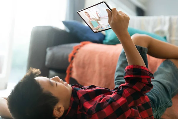 Lächelnder Asiatischer Junge Mit Tablet Für Videoanrufe Mit Einer Kaukasischen — Stockfoto