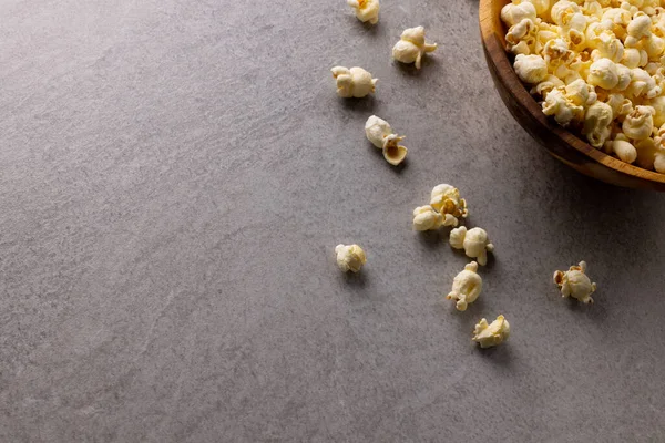 Afbeelding Van Popcorn Kom Grijs Oppervlak Eten Snacks Bioscoop Amerikaanse — Stockfoto