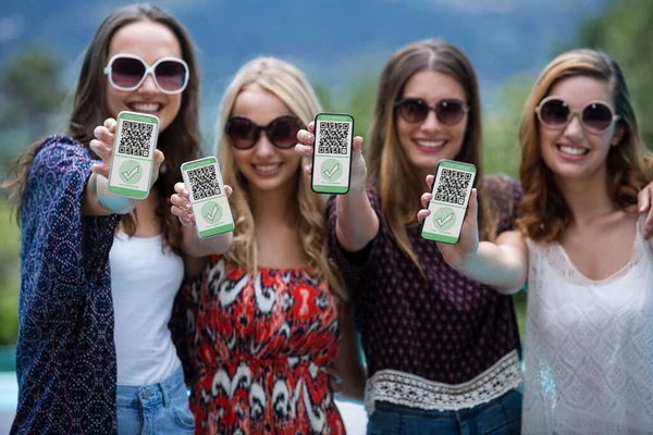 Mulheres Bonitas Sorrindo Mostrando Seus Telefones Celulares — Fotografia de Stock