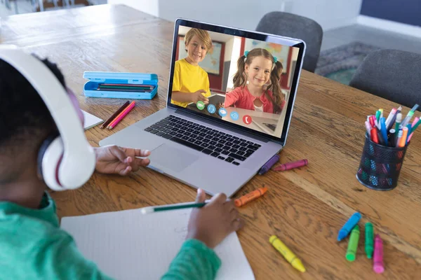 Afrikai Amerikai Fiú Aki Laptopot Használ Videohívásra Fehér Általános Iskolás — Stock Fotó