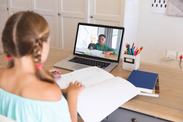 Kaukázusi Lány Aki Laptopot Használ Videohívásra Általános Iskolás Tanulóval Képernyőn — Stock Fotó