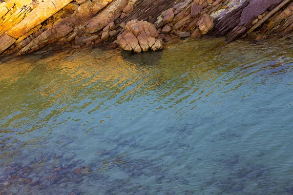 Paisagem Costa Mar Com Rochas Água Calma Com Reflexão Conceito — Fotografia de Stock