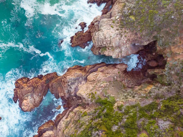 岩崖の海岸と海の波と海の海岸の高角度ビュー 海と自然の概念 — ストック写真