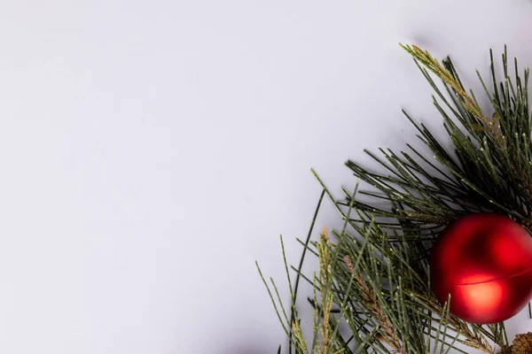 Εικόνα Από Χριστουγεννιάτικα Στολίδια Μπιχλιμπίδια Και Αντίγραφο Χώρου Λευκό Φόντο — Φωτογραφία Αρχείου
