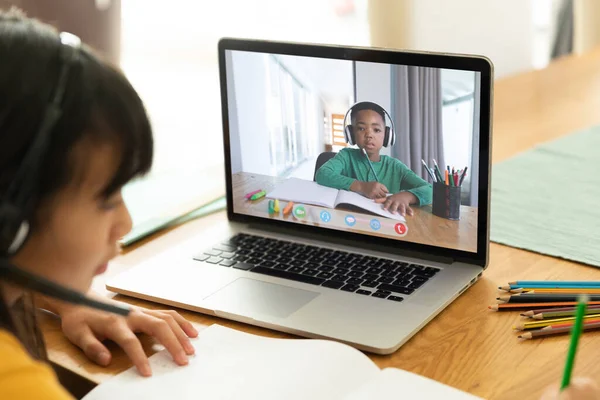 Ázsiai Lány Aki Laptopot Használ Videohívásra Általános Iskolás Tanulóval Képernyőn — Stock Fotó