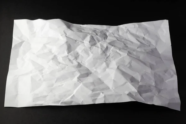 Işığa Gölgeye Yakın Beyaz Kağıtlar Siyah Arkaplan Üzerinde Kırışıklıklar Monokrom — Stok fotoğraf
