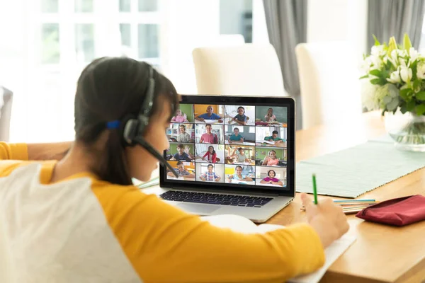 Asiatisk Flicka Använder Laptop För Videosamtal Med Leende Olika Grundskoleelever — Stockfoto