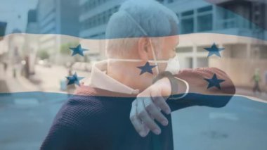 Şehir caddesinde yüz maskesi takan beyaz bir adamın üzerinde sallanan Honduras bayrağı animasyonu. covid 19 salgın konsepti boyunca dijital olarak üretilen küresel sağlık önlemleri.