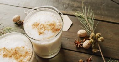 Ahşap arka planda tarçınlı sıcak çikolata fincanları. Noel, gelenek ve kutlama konsepti.