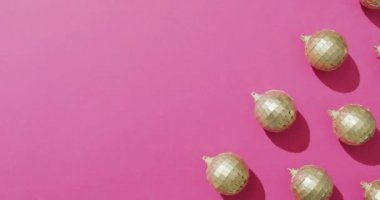 Ayna küreleri ve pembe arka planda fotokopi alanı olan gölgelerin videosu. Yeni yıl partisi ve kutlama konsepti.