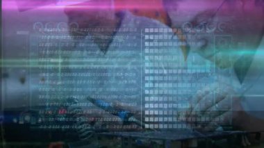 Fabrikada çalışan iki beyaz erkek mühendis üzerinde veri işleme arayüzünün animasyonu. Küresel iş ve mühendislik teknolojisi kavramı