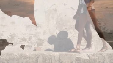 Sahilde, harita üzerinde deniz kenarından melez bir çiftin canlandırması. Seyahat, tatil ve boş zaman konsepti dijital olarak oluşturulmuş video.