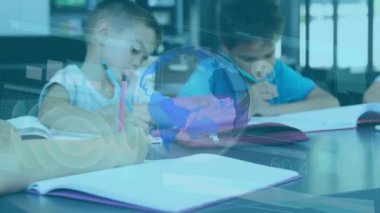 Okulda okuyan bir grup farklı öğrenci üzerinde küresel ve veri işleme animasyonu. Okul ve eğitim kavramı