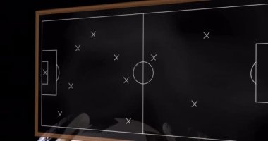 Futbol sahasında futbol topunun etrafında siyah spor ayakkabılarla oynanan futbol stratejisinin canlandırılması. Dijital kompozit, çoklu pozlama, planlama, semboller, spor ve yarışma konsepti.