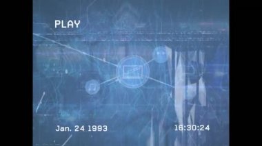 Mavi zemin üzerinde dijital simge ağı ve dijital dalgalar üzerindeki vhs arıza efektinin animasyonu. Küresel ağ ve iş teknolojisi kavramı