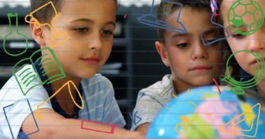 Okulda dünya modeliyle çalışan farklı öğrencilerin okul konsepti simgelerinin animasyonu. Okul ve eğitim kavramı